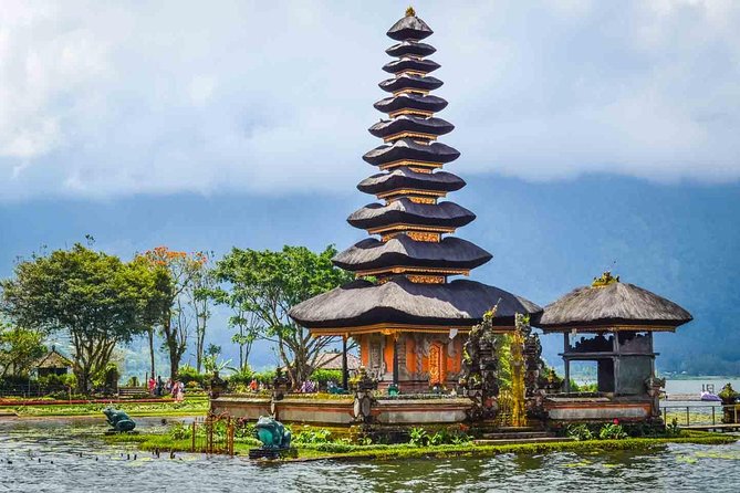 Private Jatiluwih Rice Terraces Heritage Site and Culture Tour - Ulun Danu Beratan Temple: iconic lake views with a meaningful setting