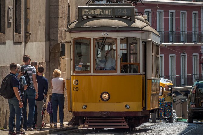 Queer Lisbon Historical Tour - Largo do Carmo: Dictatorship, the Revolution Site, and LGBTQ+ Resistance