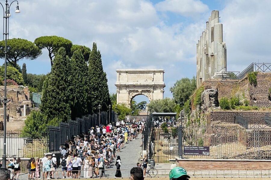 Rome: Colosseum, Arena Floor & Ancient Rome Tour - Meeting point: finding the group without stress