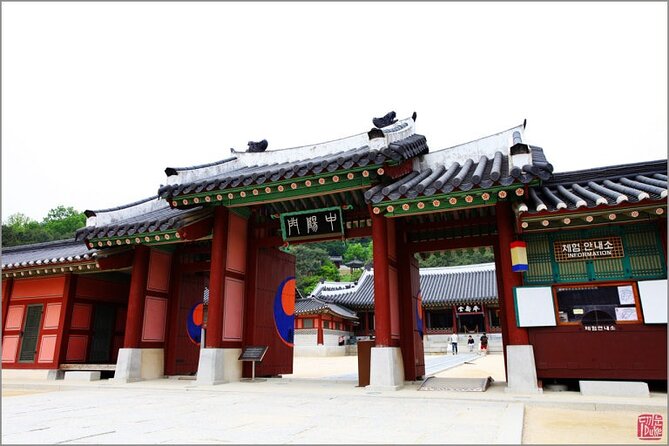 Seoul: Suwon Hwaseong & Waujeongsa & Starfield Heritage Tour - Hwaseong Haenggung: the royal stop inside the fortress area