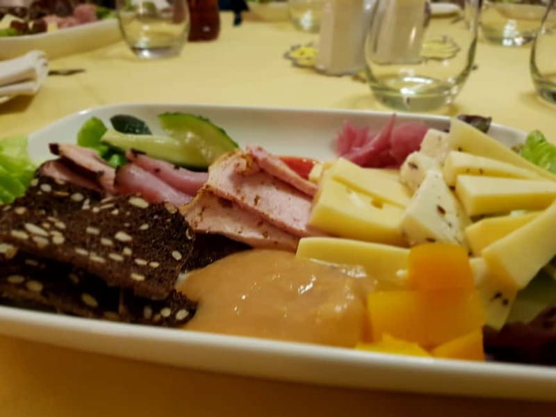 Tallinn: Estonian Food, Drinks and History Tour - What you’ll eat: snacks, dessert, and the “three dishes” structure