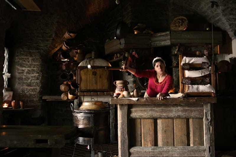 Tallinn: Estonian Food, Drinks and History Tour - Meeting at Raekoja plats 1: your starting line