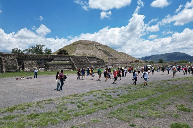 Tour to Teotihuacan with visit to ancient caves and CDMX transportation - Restaurante Huehueteotl: easy lunch near the pyramids
