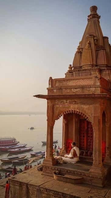 Varanasi: Ancient ghat walk tour with local guide - Meeting Point at Pizzeria Vaatika Cafe: Practical and Easy to Find