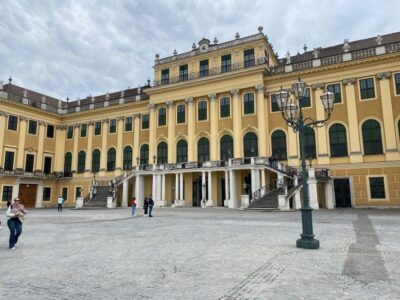 Vienna: UNESCO Schönbrunn Palace Guided Tour with Entry - Finding the meeting point at Schloss Schönbrunn Main Courtyard