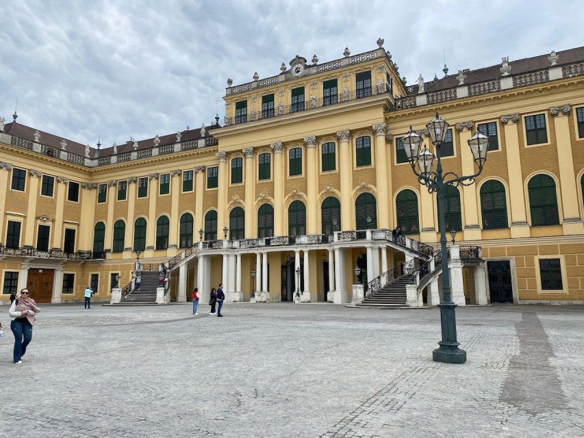 Vienna: UNESCO Schönbrunn Palace Guided Tour with Entry - Finding the meeting point at Schloss Schönbrunn Main Courtyard