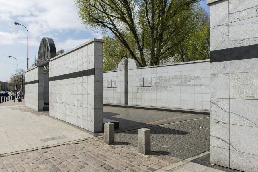 Warsaw: Jewish Heritage 4-Hour Private Tour - Across the ghetto boundary: Próżna Street atmosphere and what survived