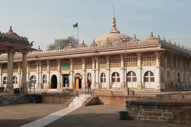 World heritage Ahmedabad city tour in private car with guide and lunch - Stop 3: Hutheesing Jain Temple and why it was built